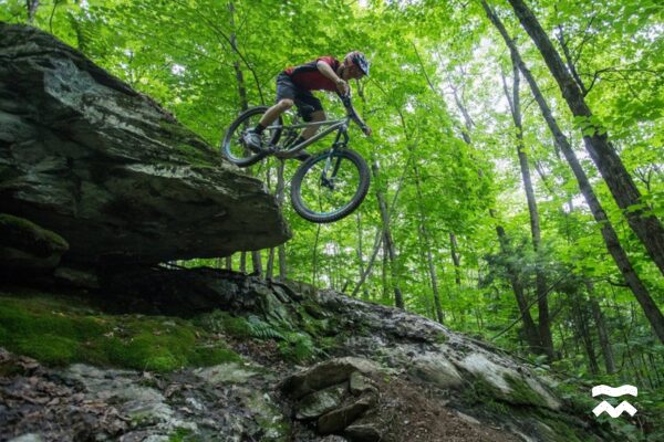 Un homme en train de s'élancer d'une drop au Mont Bellevue