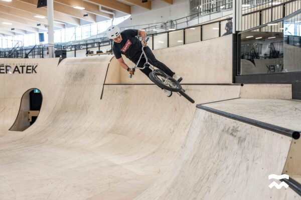 Un homme en transition aérienne dans la zone freestyle du Centre national de cyclisme de Bromont