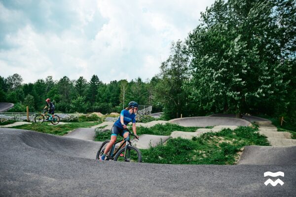 Une femme dans la pumptrack du Centre national de cyclisme de Bromont