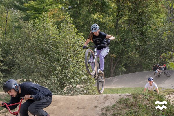 Une femme fait un saut à vélo au Centre national de Cyclisme de Bromont