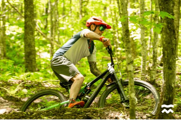 Gros plan d'un homme debout sur son vélo à Vélo Eldorado