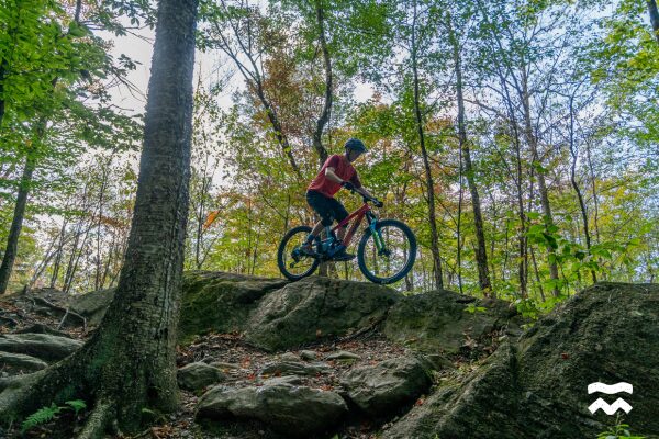 Shawn Querry en équilibre  sur des roches au Parc national du Mont-Orford