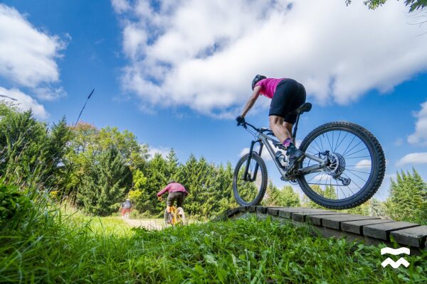 Gros plan de femmes dans une pumptrack au Parc des Sommets de Bromont