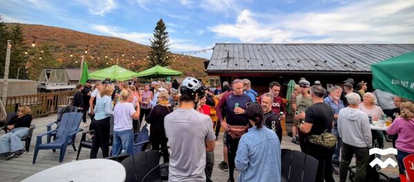 Des cyclises sur une terrasse avec vue sur la montagne au Pitt Stop à Bromont