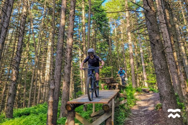 Deux hommes sur une double drop à Plein air Sutton / MTB
