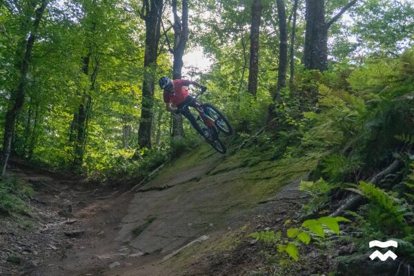Shawn Querry roule sur un plan incliné en roche