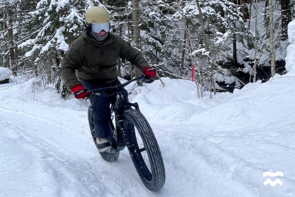 Un homme en fatbike à Plein air Sutton MTB