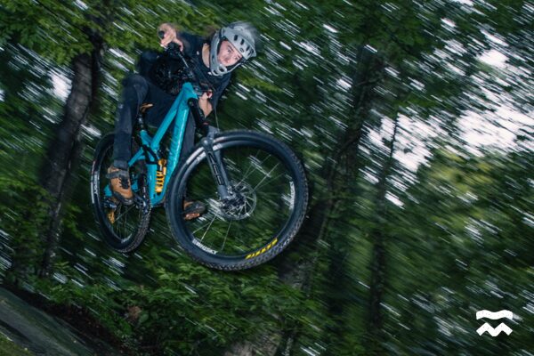 Gros plan d'un homme en train de faire un saut à Plein air Sutton / MTB