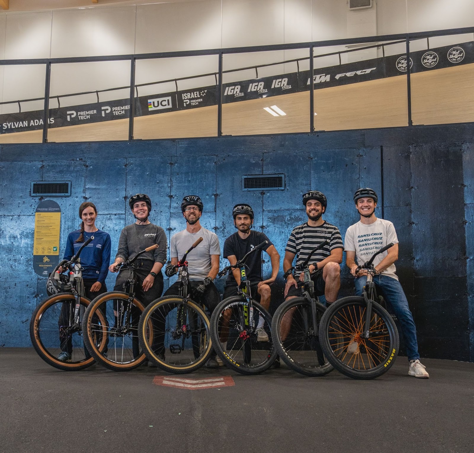 Shawn Querry et des employés et amis du CNCB, en pause à la pumptrack intérieure
